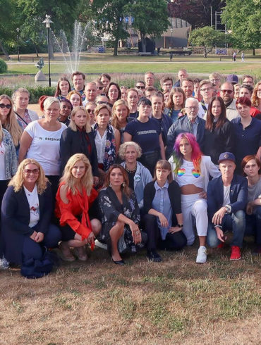 Roks demonstrerar mot rasism tillsammans med andra organisationer.