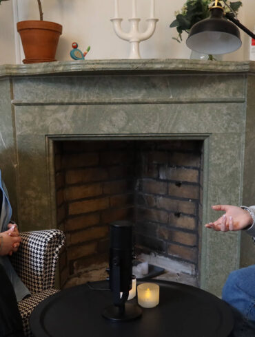 Järva Engman (till vänster) och Niquita Karlsson från Tjejjouren Ronja som driver Ronjapodden.