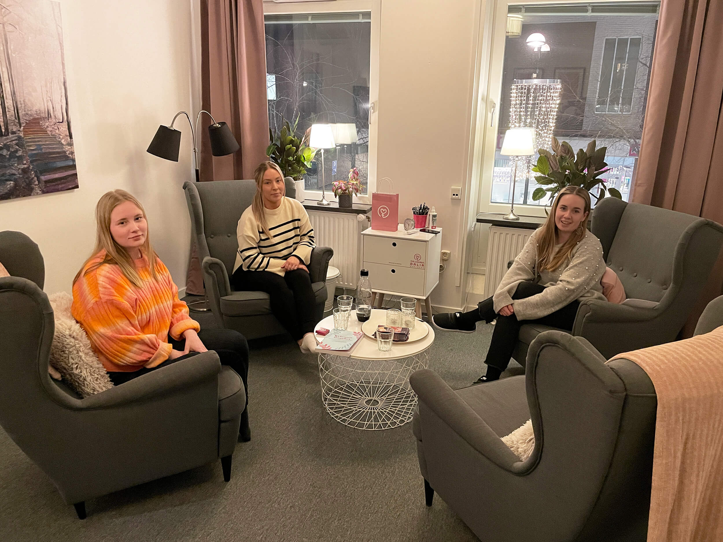 Matilda Hjort, Julia Kalliokoski och Emma Momqvist, foto Madeleine Drake