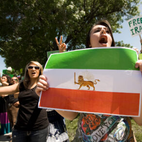 Iranska kvinnor demonstrerar, foto iStock